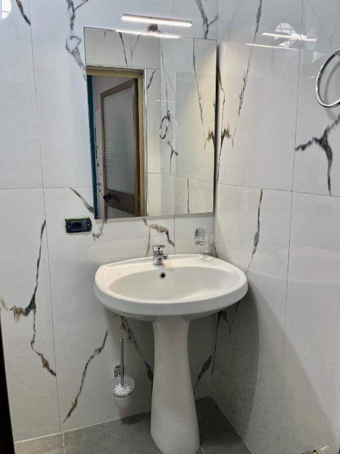 Central Room Private Entry And Bathroom تيرانا المظهر الخارجي الصورة